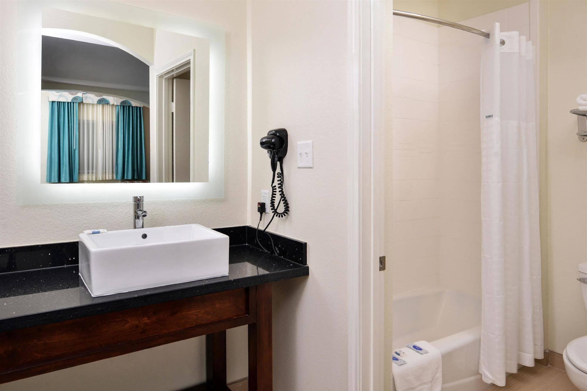 Americas Best Value Inn & Suites Spring / N. Houston Exteriör bild